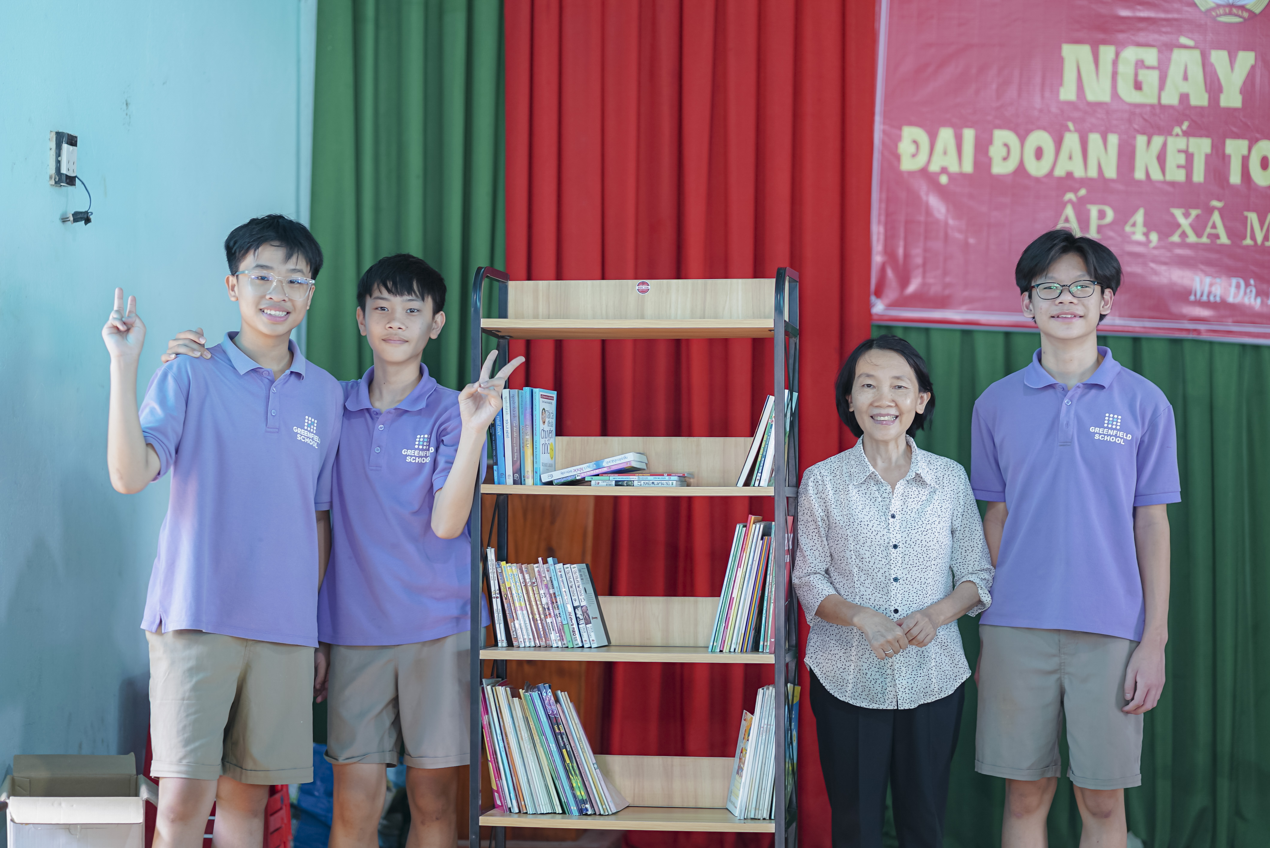 hoc-sinh-tang-qua-cho-lop-hoc